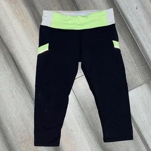 ISO LULULEMON CROPPED LEGGINGS